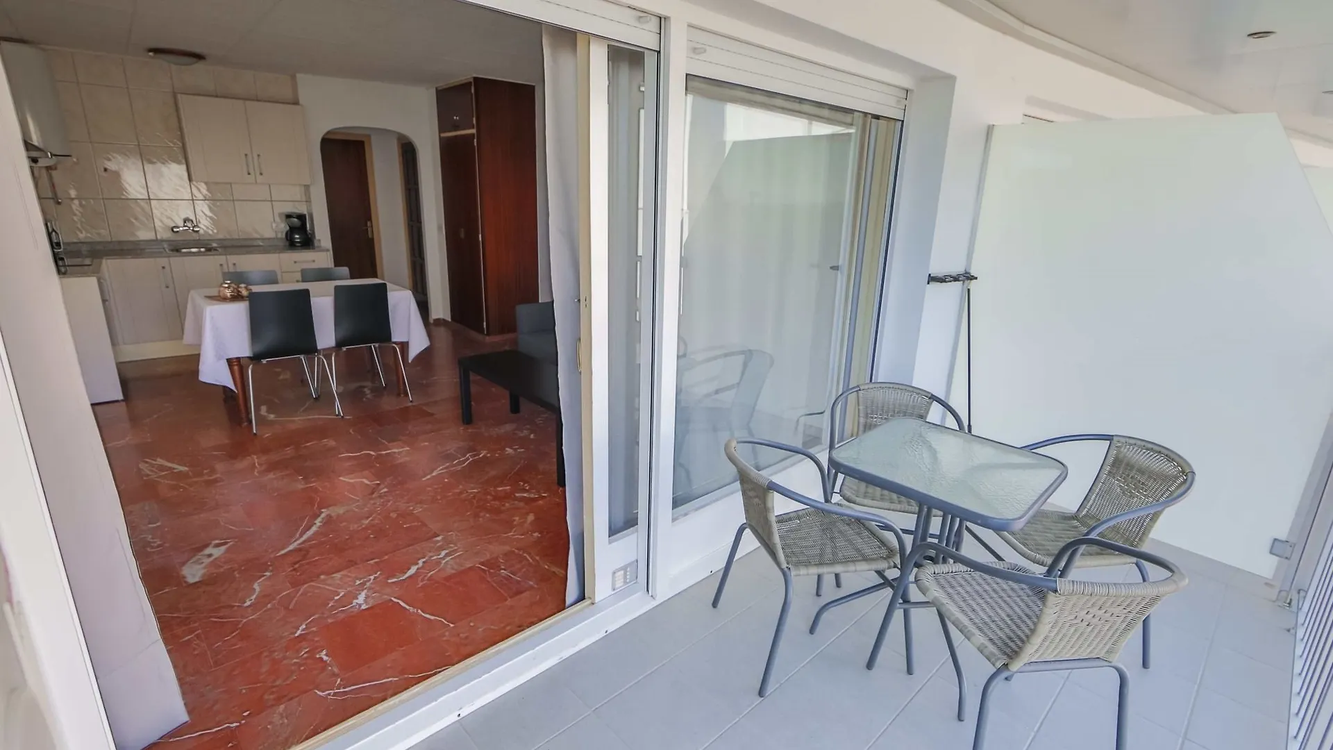 Palmeras 2.2/2.5 Roses Apartment